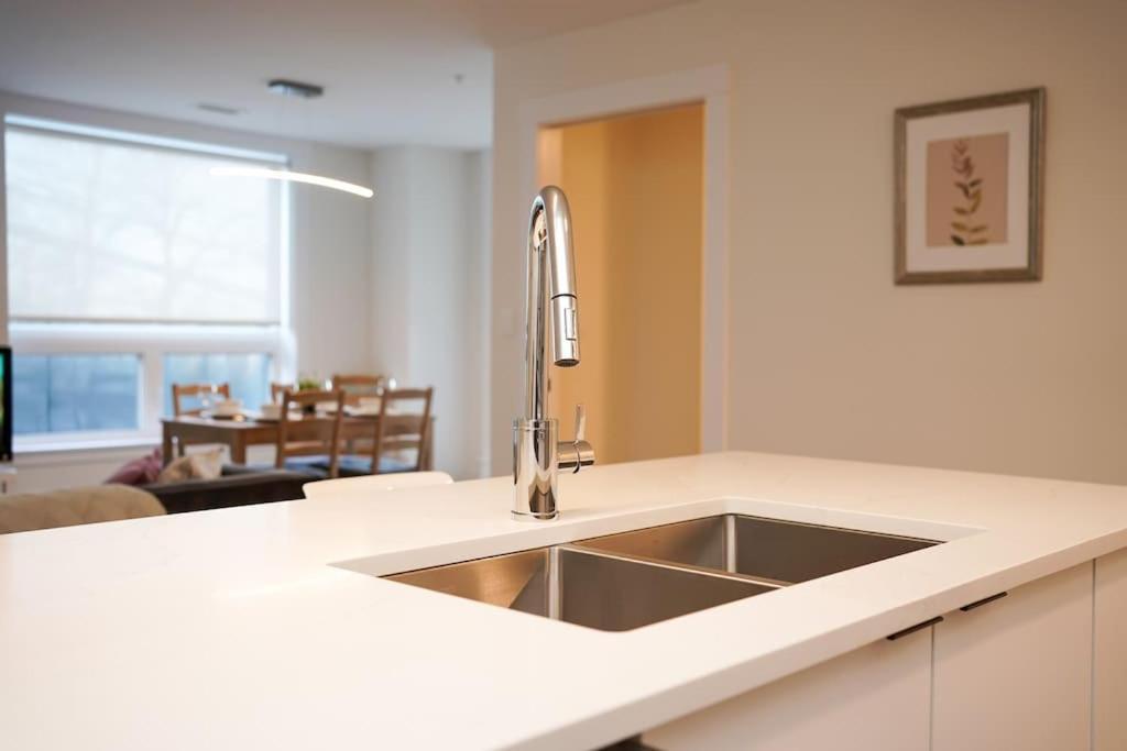 NEW New Luxurious Modern 2BR Condo Sleeps 5 Coffee, AC, WIFI Halifax Exterior foto
