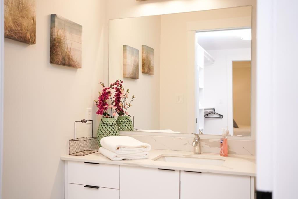 NEW New Luxurious Modern 2BR Condo Sleeps 5 Coffee, AC, WIFI Halifax Exterior foto