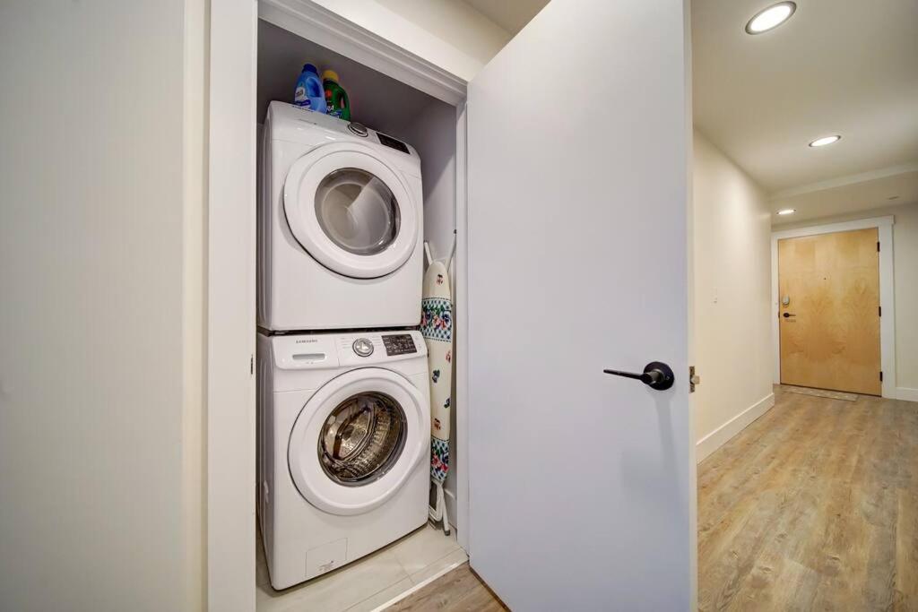 NEW New Luxurious Modern 2BR Condo Sleeps 5 Coffee, AC, WIFI Halifax Exterior foto